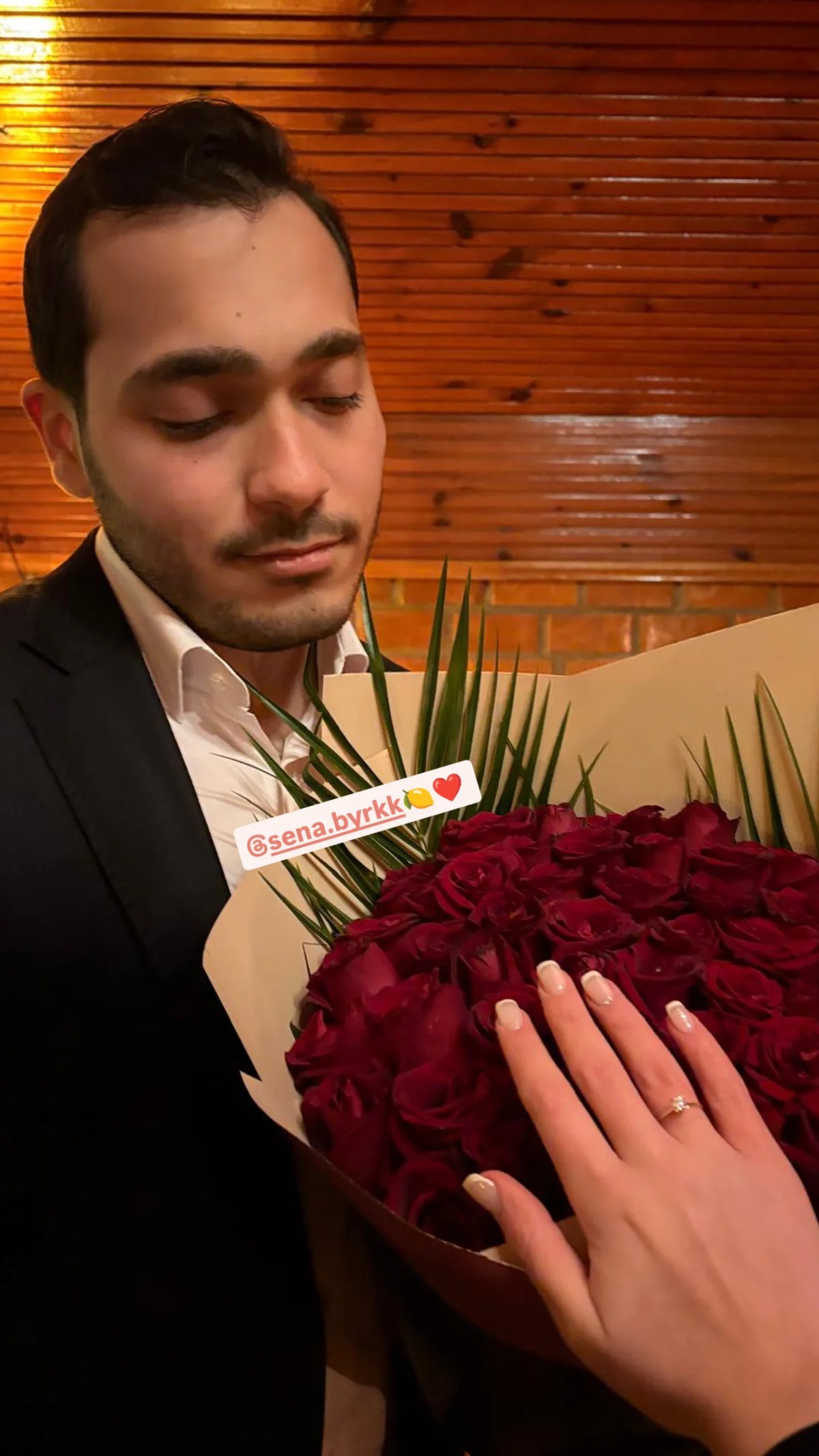 Senin yüzüklü elin, ben ve kırmızı güllerimiz