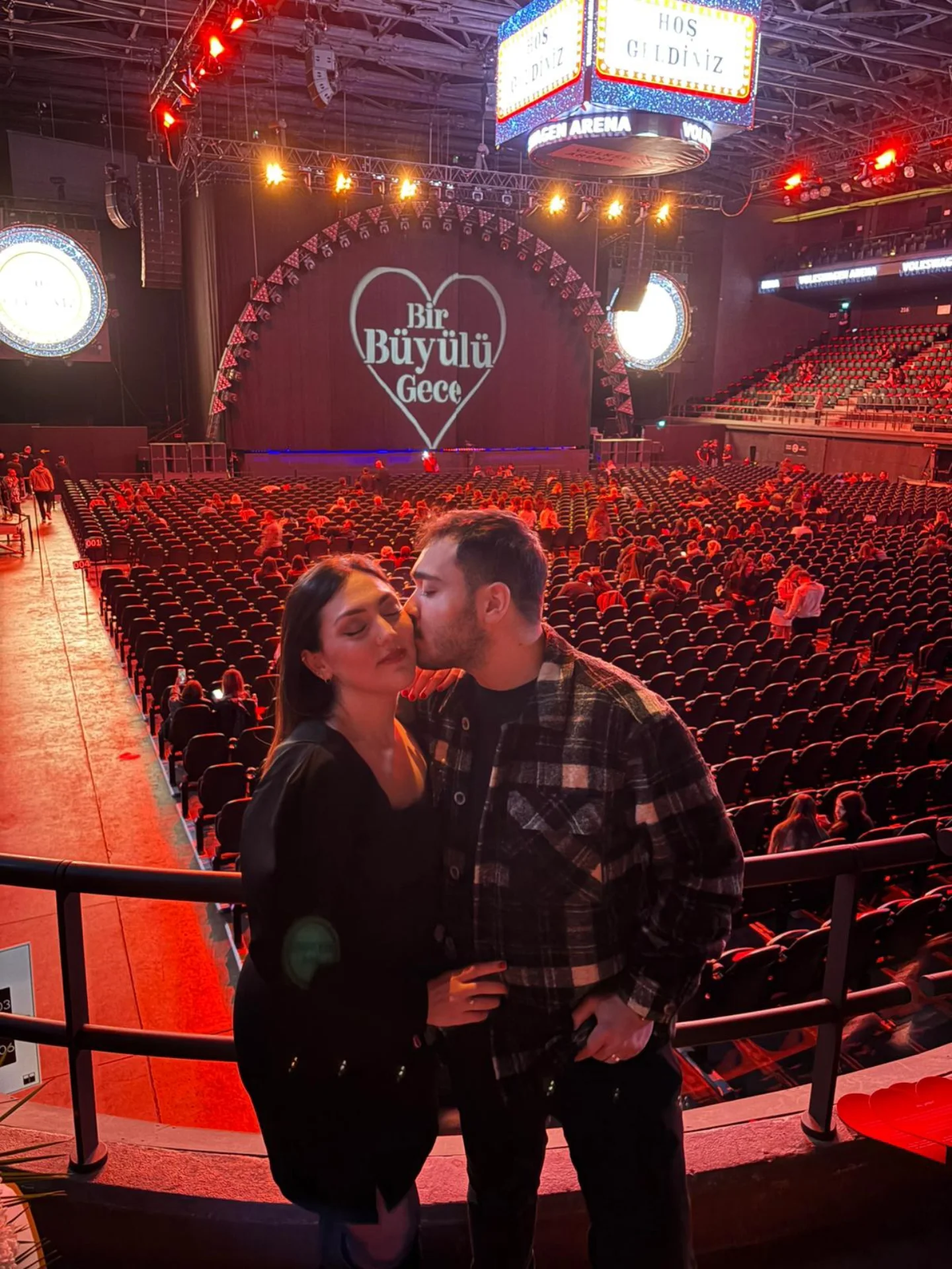 Seni yanağından öptüğüm akşamdan fotoğrafımız