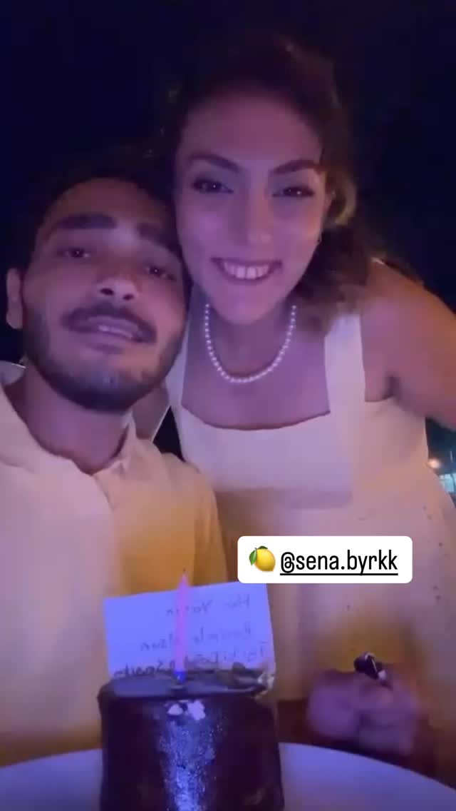 Doğum günü pastamın yanında seninle gülümserken