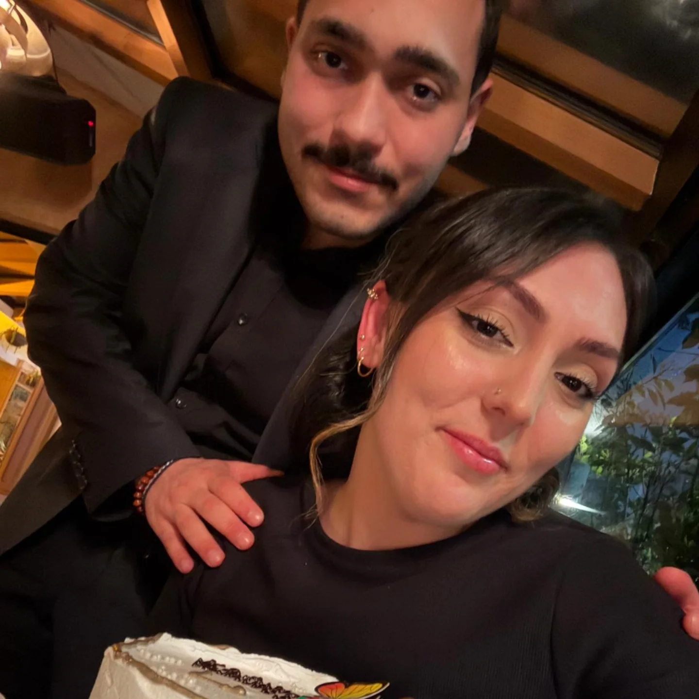 Doğum gününde omuzlarına ellerimi koyduğum fotoğrafımız