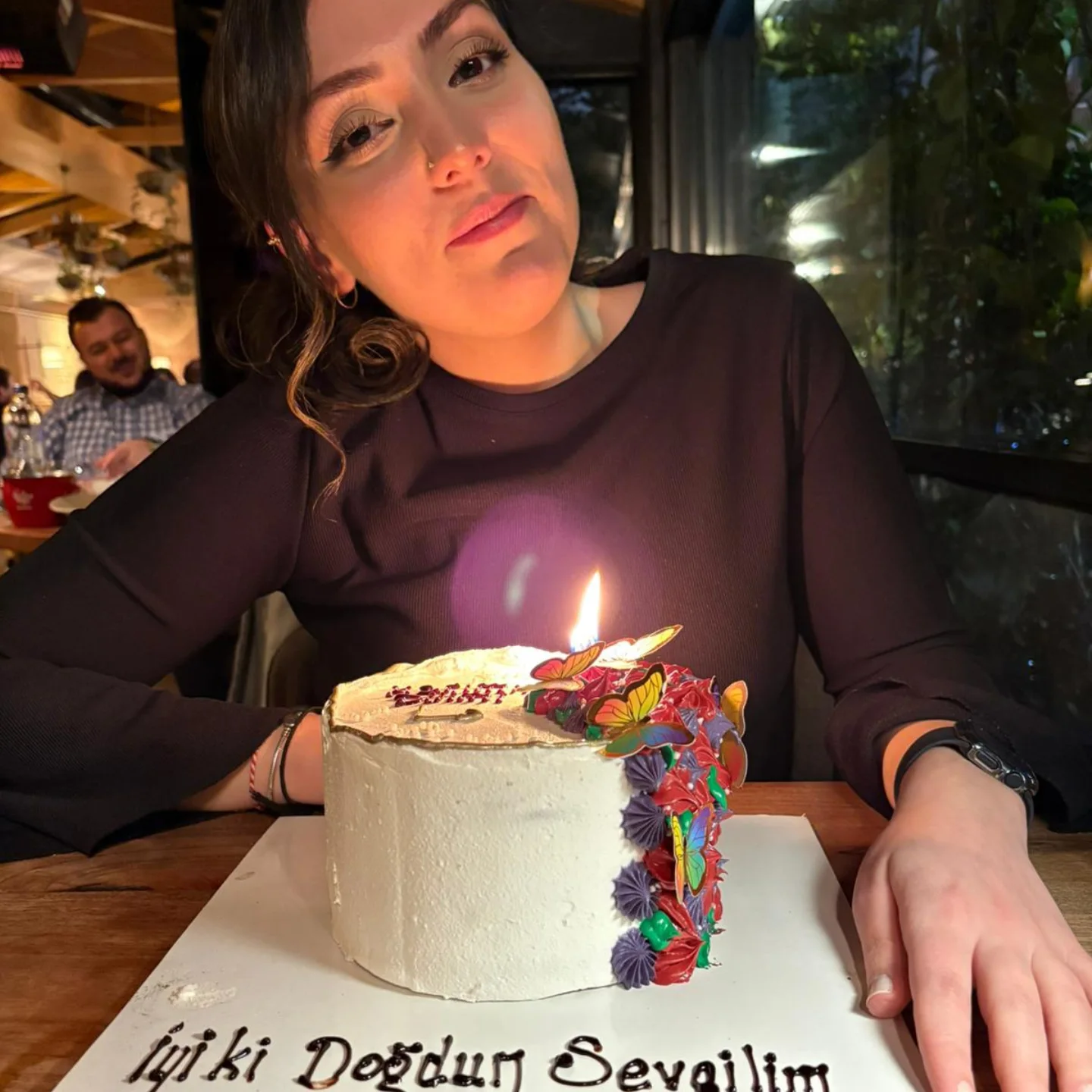 Doğum günü mumun yanarken sen ve pastan