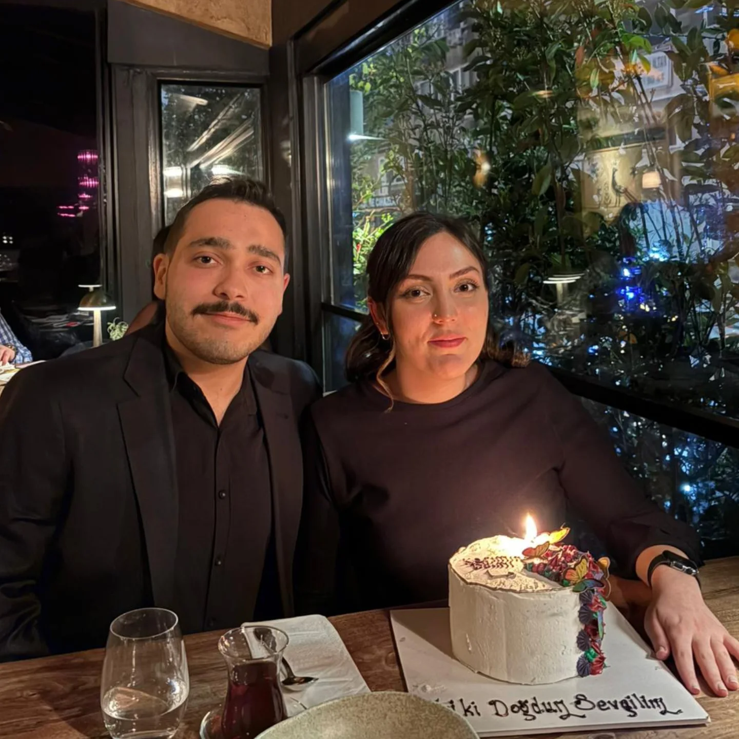 Pastanın yanında aynı masada otururken birlikte fotoğrafımız